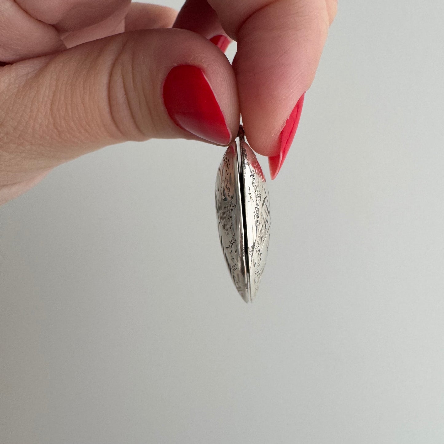 V I N T A G E // floral memories / sterling silver heart locket / a pendant