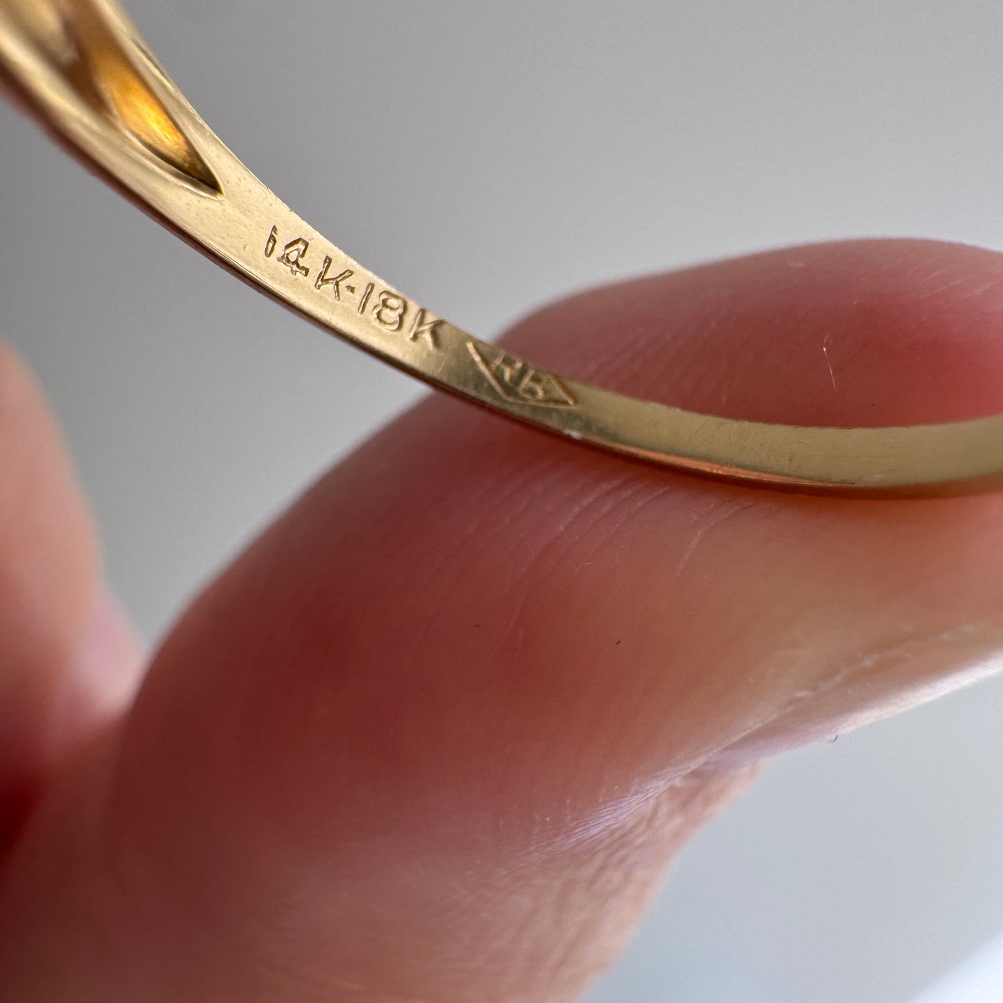 V I N T A G E // bicolor bloom / 14k yellow and 18k white gold embossed blossom band / size 6.25