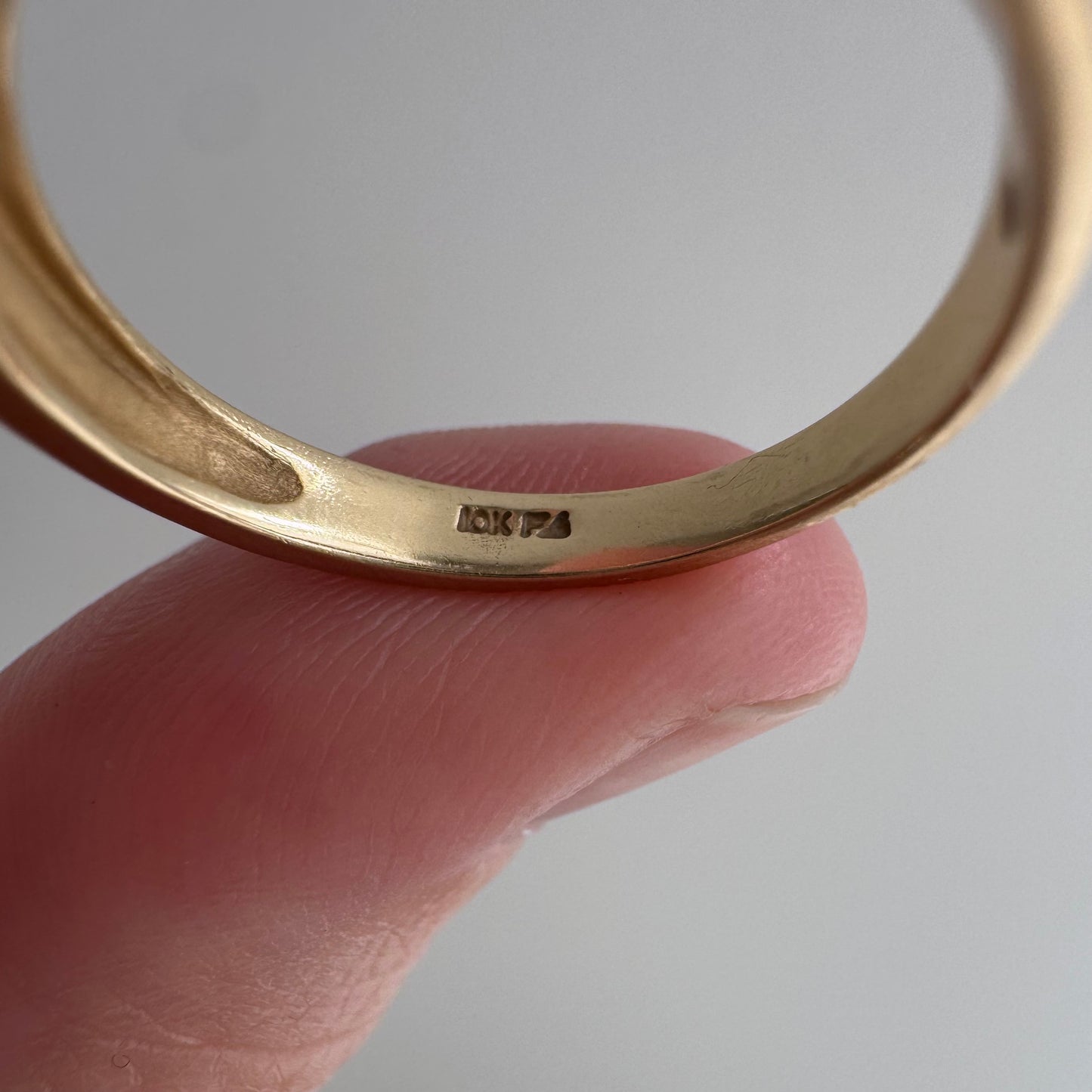 V I N T A G E / side eye / 10k and diamond swirly solitaire stacking band / size 6.5