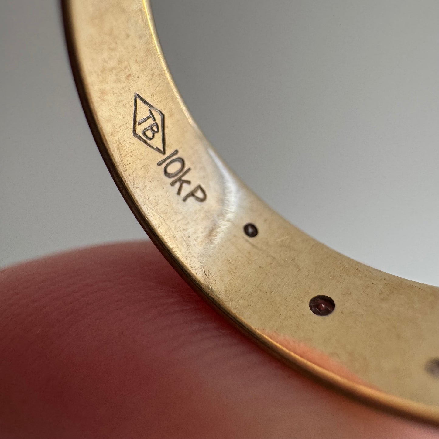 V I N T A G E // they come in peace / 10k and diamond flying saucer tapered band / size 6