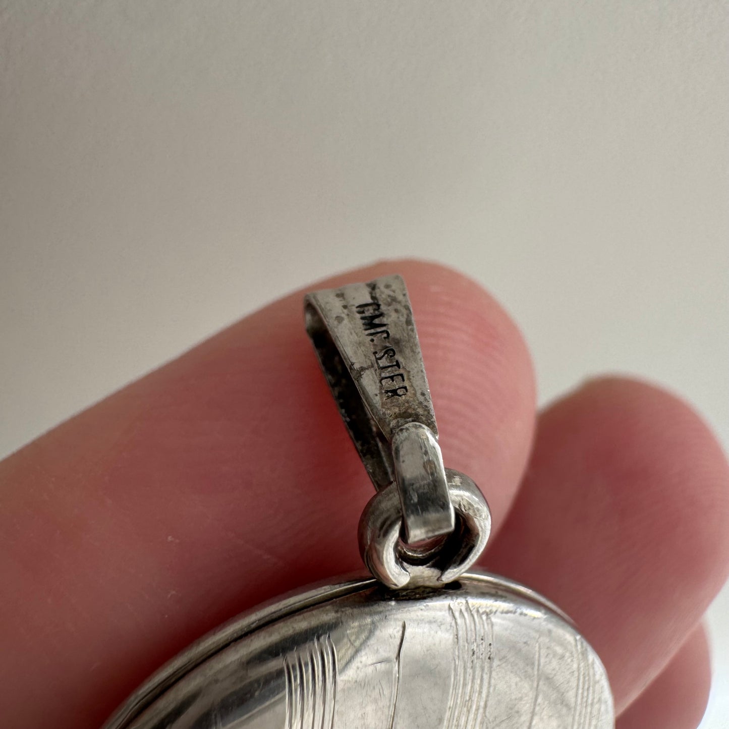 V I N T A G E // sweet memory / sterling silver round floral locket / a pendant