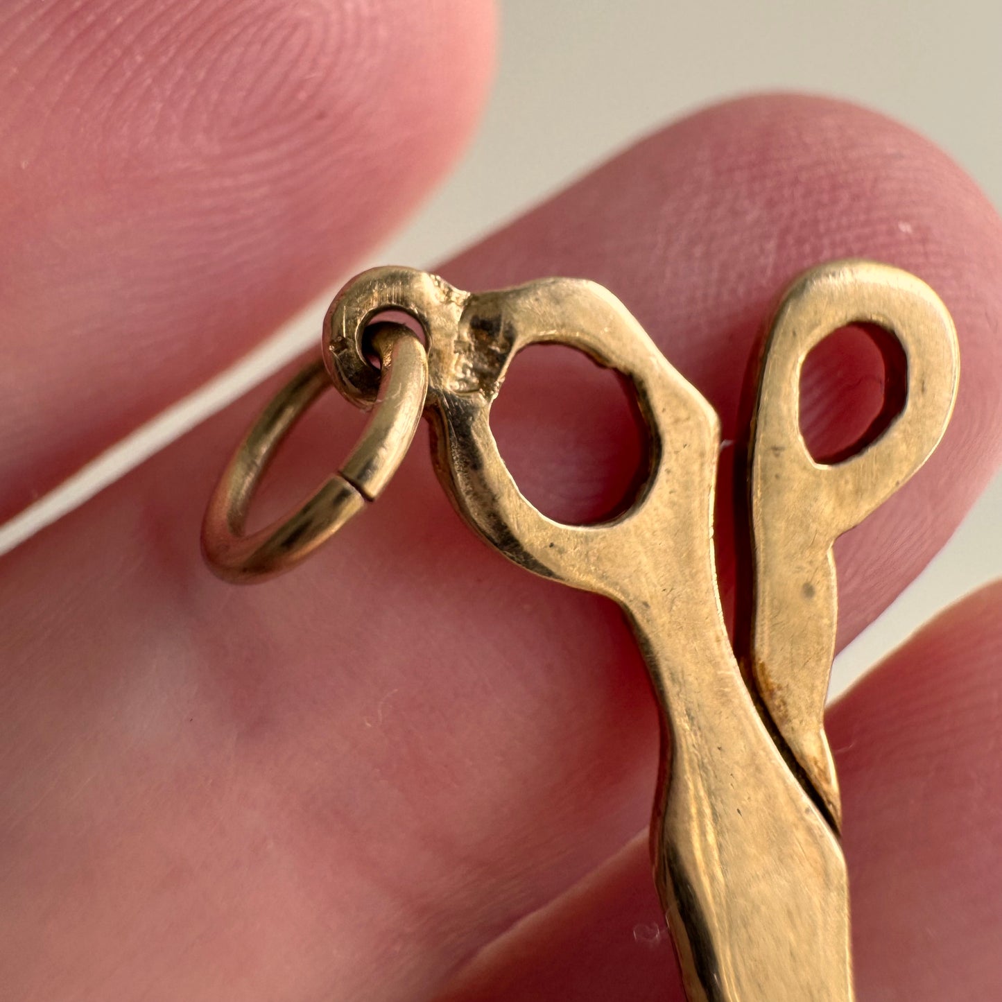 V I N T A G E / makes the cut / 14k yellow gold scissors charm or pendant / 1.24g