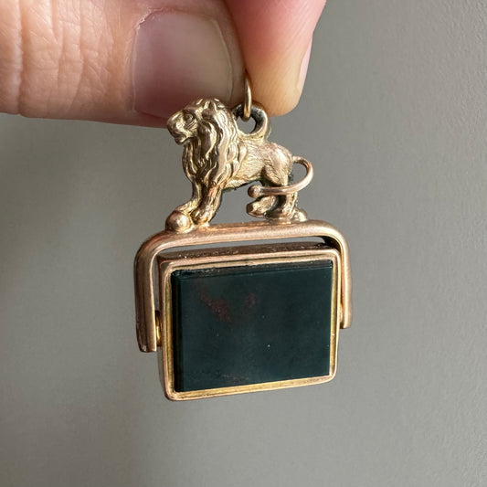 A N T I Q U E // late Victorian era lion-topped 9ct rosy yellow gold fob with bloodstone