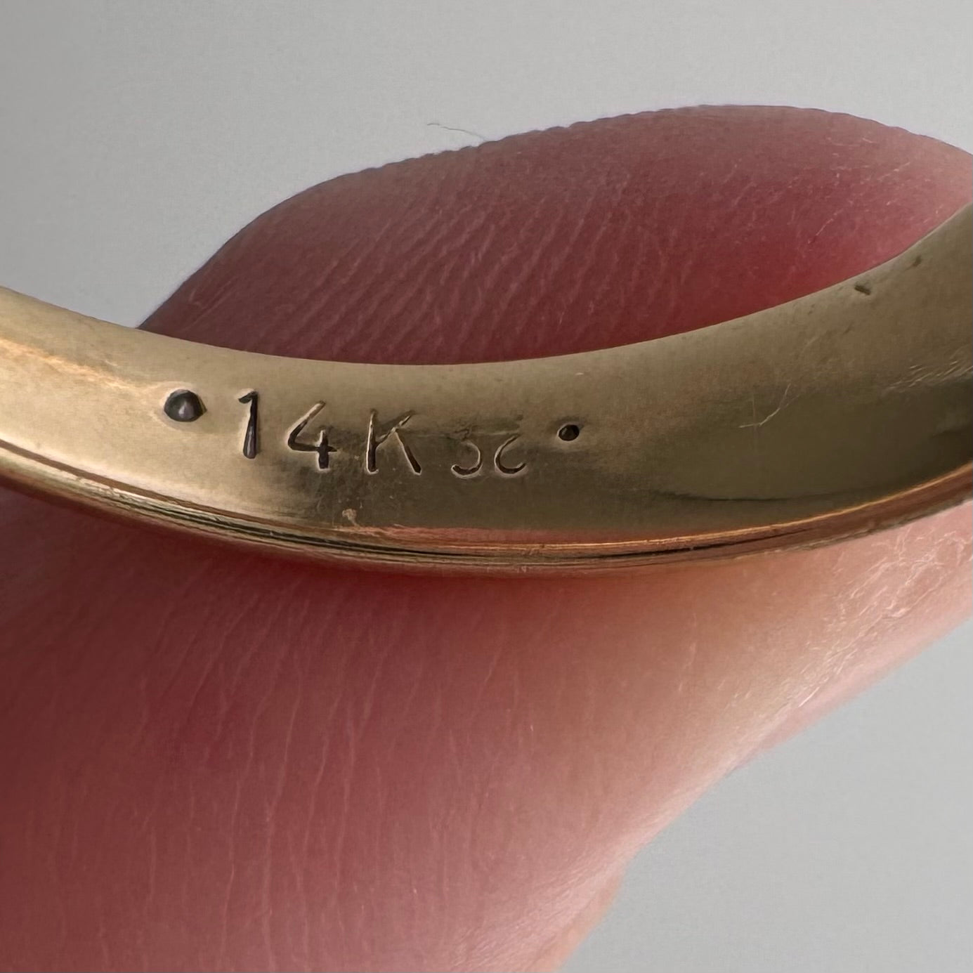 V I N T A G E // line of five / 14k gold and five diamond wide tapered band / size 10