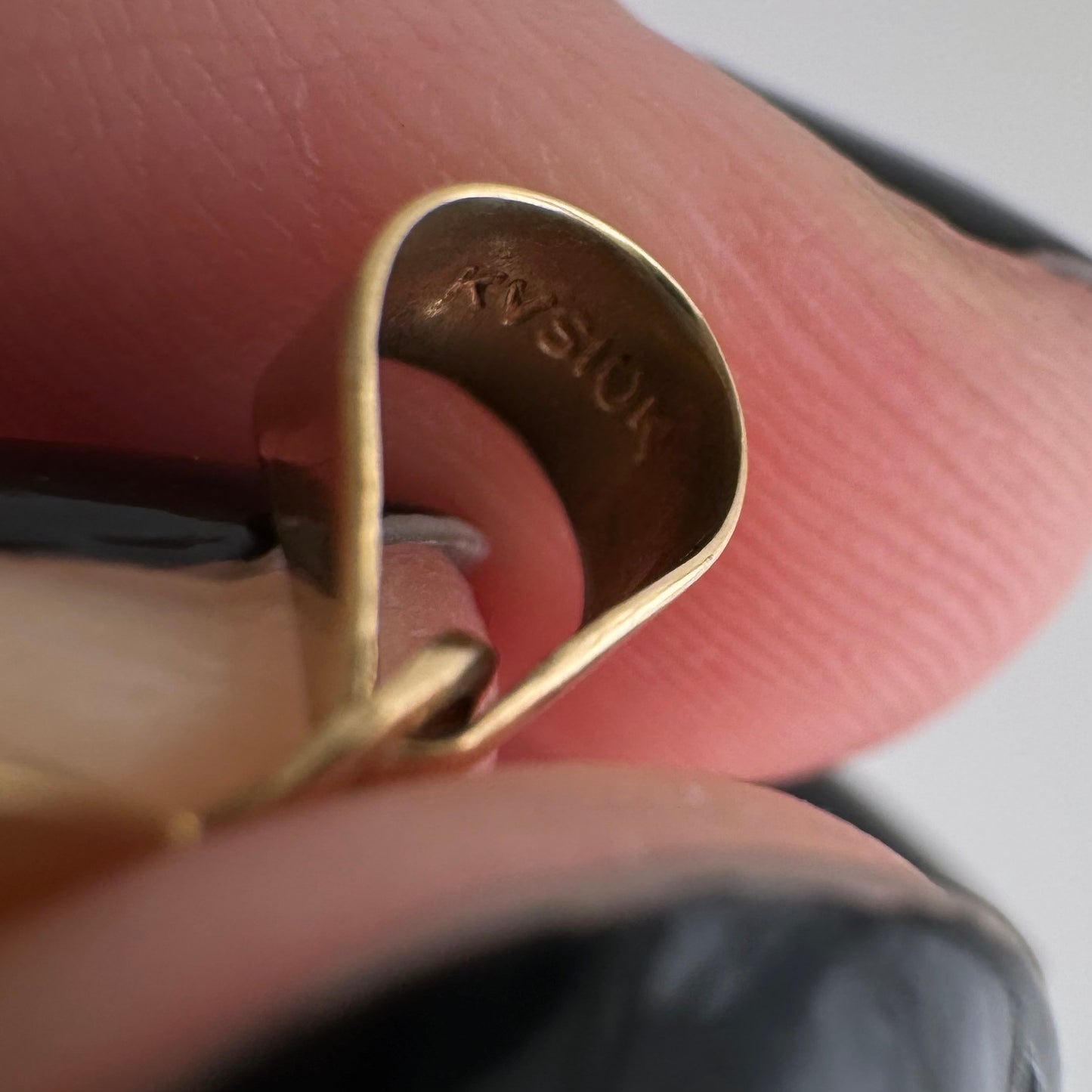 V I N T A G E // a leo and their rays of sunshine / 10k yellow gold leo lion zodiac disc / a pendant