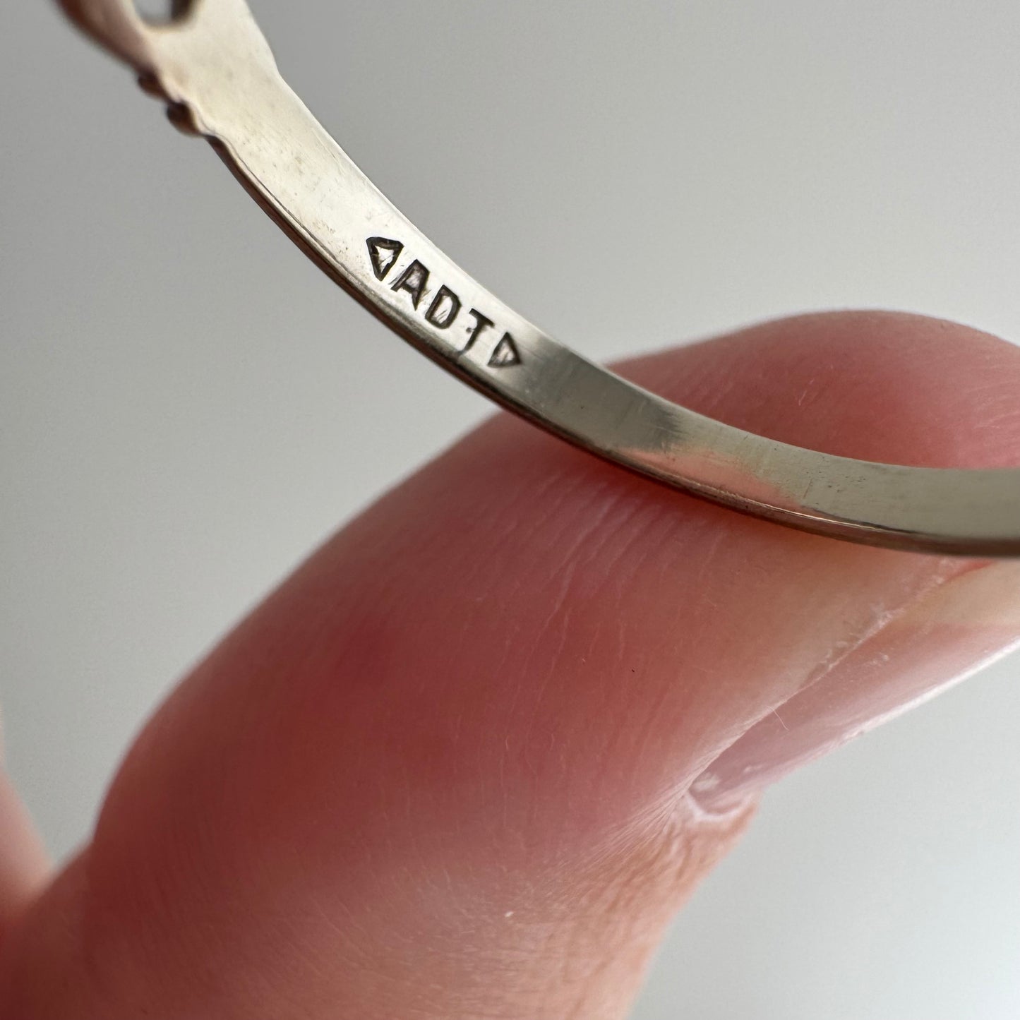 V I N T A G E // nouveau rainbow / 14k white gold curved wedding band / size 6