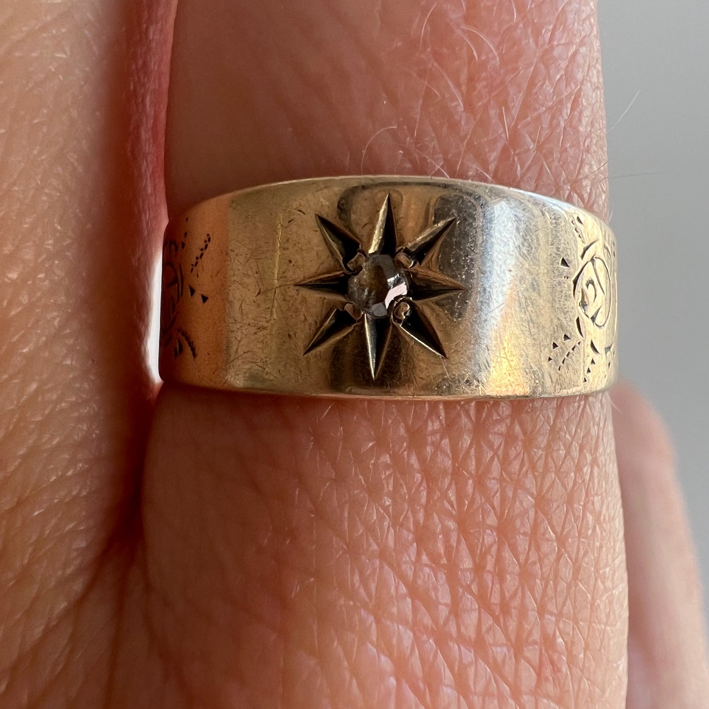A N T I Q U E // blooming star / tapered Victorian starburst band with rose cut diamond and rose shoulders / 10k wedding band / size 6