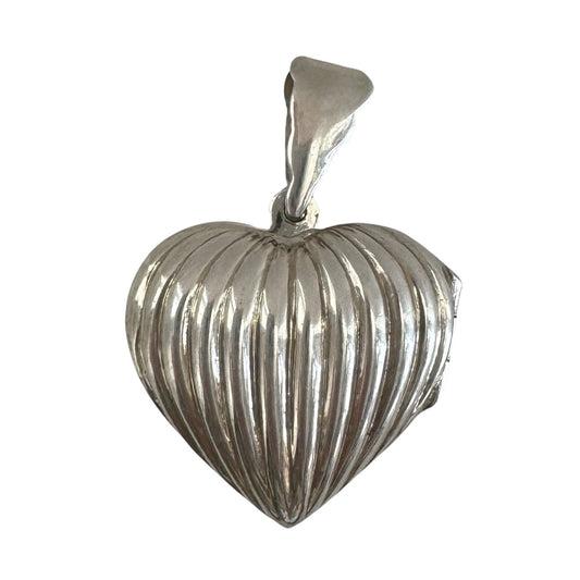 P R E - L O V E D // full heart / sterling silver ribbed domed heart locket / a pendant