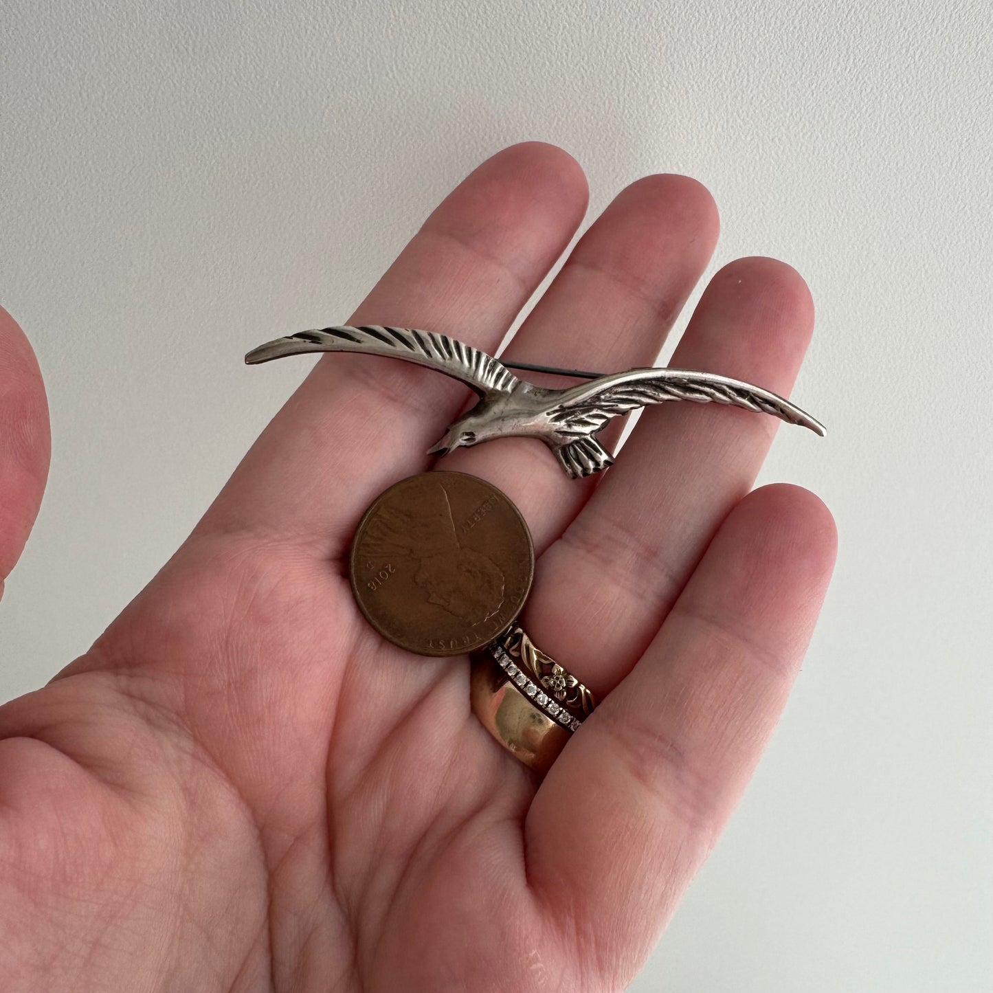 V I N T A G E // feathered friends / almost pair of birds in flight / brooches