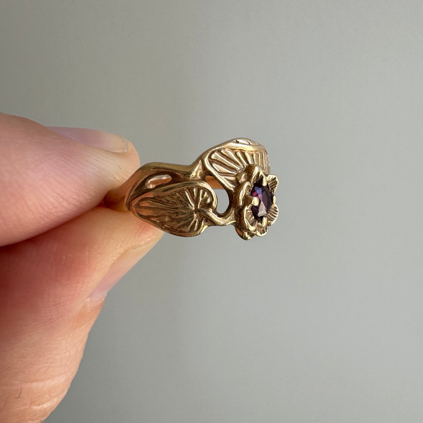 V I N T A G E // like a waterlily / 14k and rhodolite garnet floral ring / size 5.5