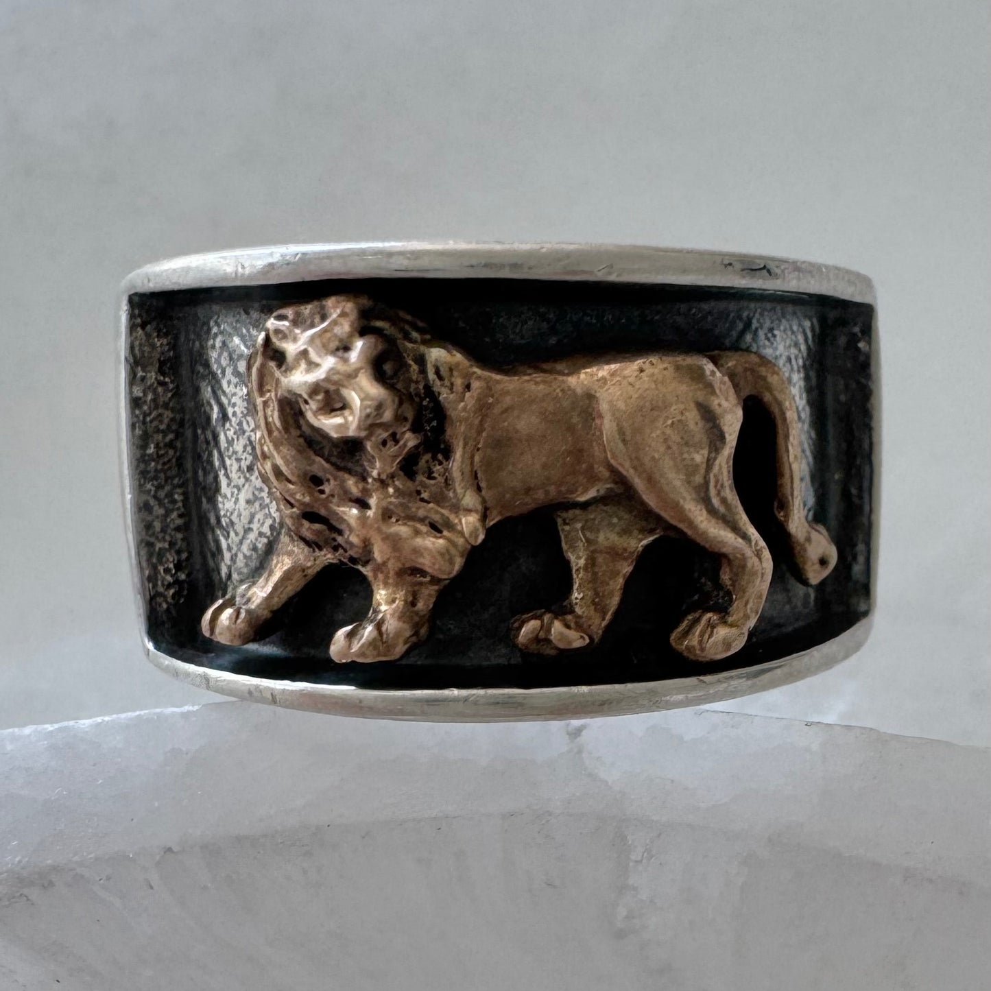 V I N T A G E // framed courage / sterling silver lion shadowbox signet ring / size 7+