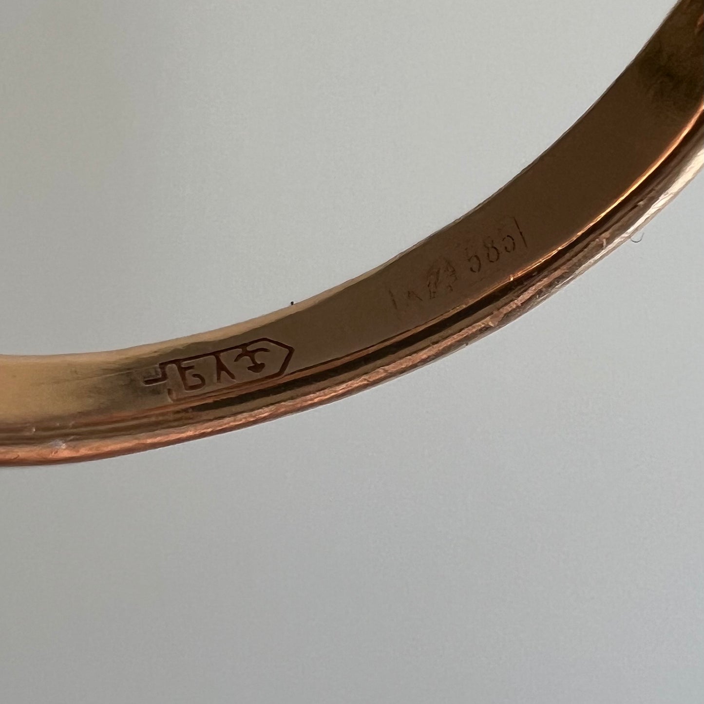 V I N T A G E // over the ridge / 14k rosy yellow gold and CZ curved stacking ring / size 6.75