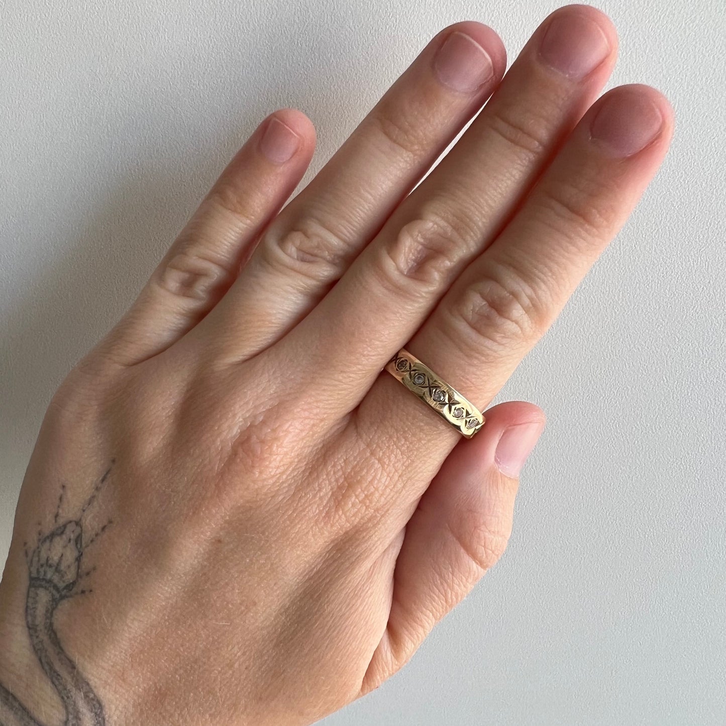 V I N T A G E // eternal eye / 9k gold and spinel eternity band / size 7.5 to 8