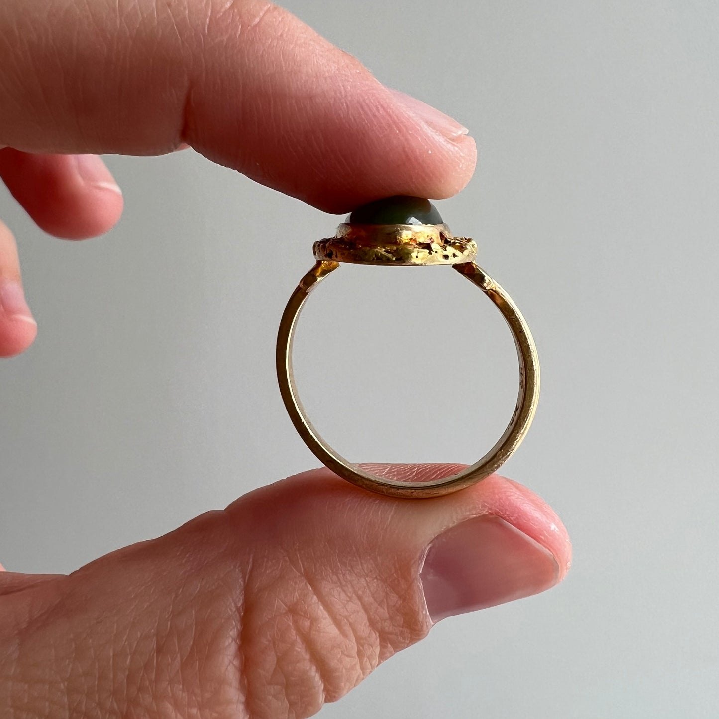 A N T I Q U E // nugget frame / 10k gold and Jade ring with gold nugget details / size 8.5