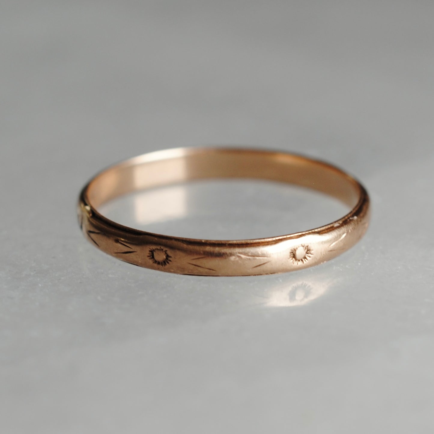 V I N T A G E // fading blooms / 10k yellow gold floral blossom patterned eternity band / size 9.75