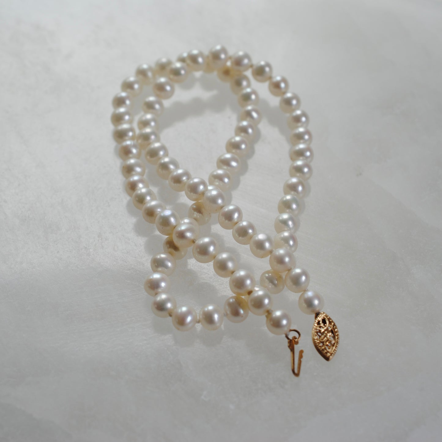 V I N T A G E // classic pearls / 14k clasp and off white pearl knotted strand necklace / 16.5", ~16.2g