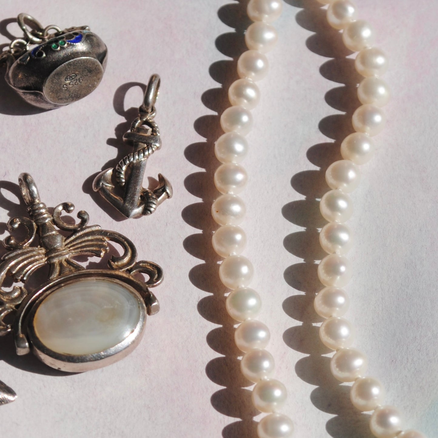 V I N T A G E // classic pearls / 14k clasp and off white pearl knotted strand necklace / 16.5", ~16.2g