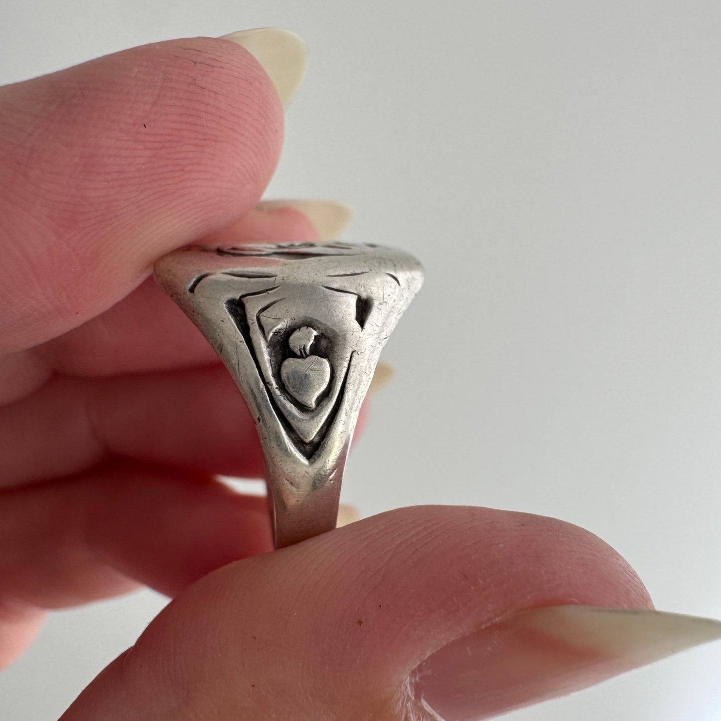 V I N T A G E // eternal mothering / sterling silver Mary and Jesus worn signet ring / size 6.75