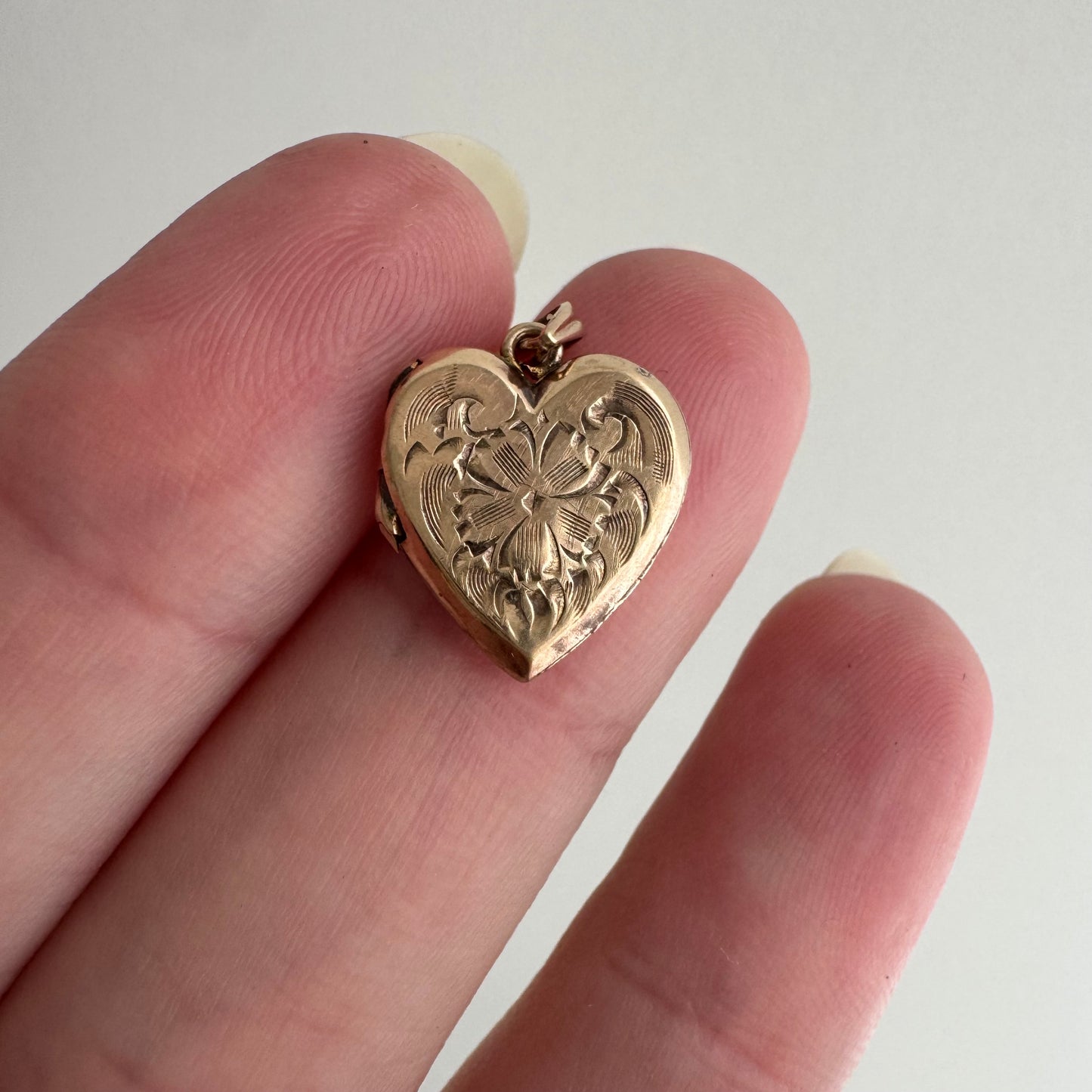 V I N T A G E // forget me not love / 10k rosy yellow gold floral engraved mini heart locket / a pendant