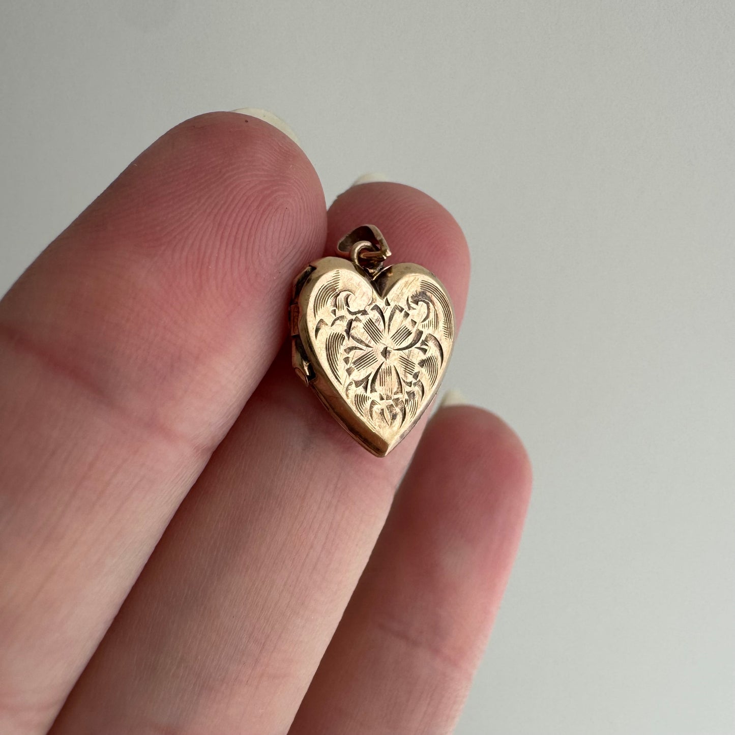 V I N T A G E // forget me not love / 10k rosy yellow gold floral engraved mini heart locket / a pendant