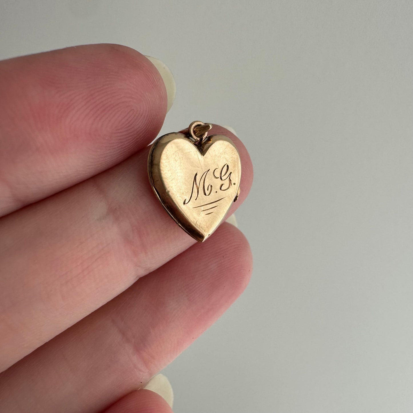 V I N T A G E // forget me not love / 10k rosy yellow gold floral engraved mini heart locket / a pendant