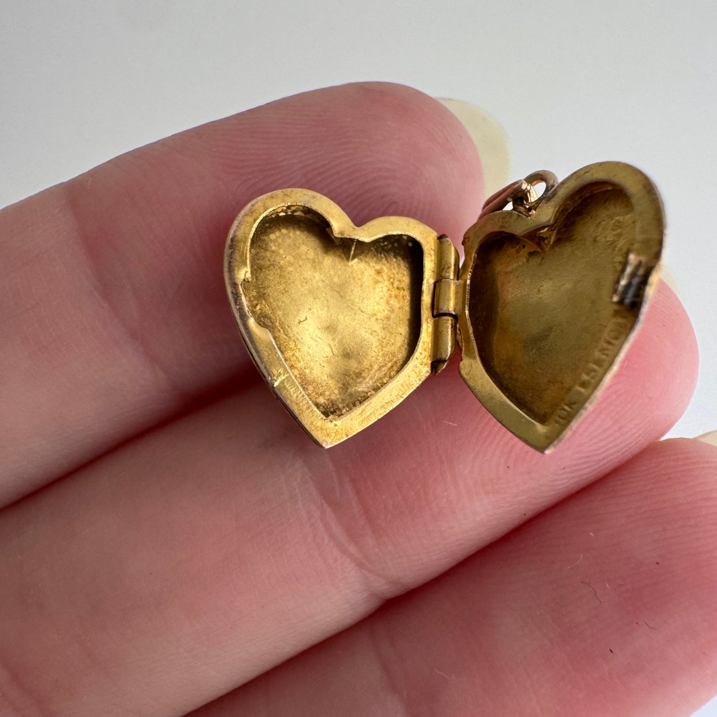 V I N T A G E // forget me not love / 10k rosy yellow gold floral engraved mini heart locket / a pendant