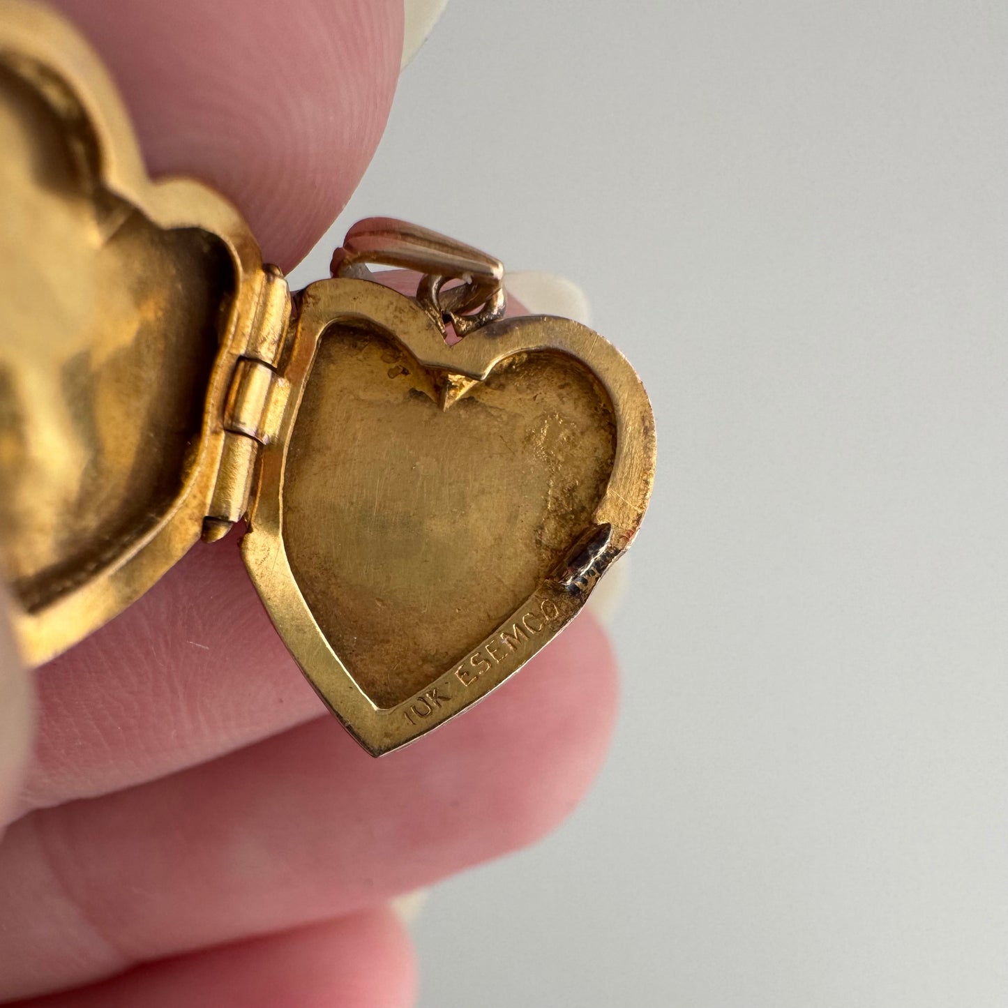 V I N T A G E // forget me not love / 10k rosy yellow gold floral engraved mini heart locket / a pendant