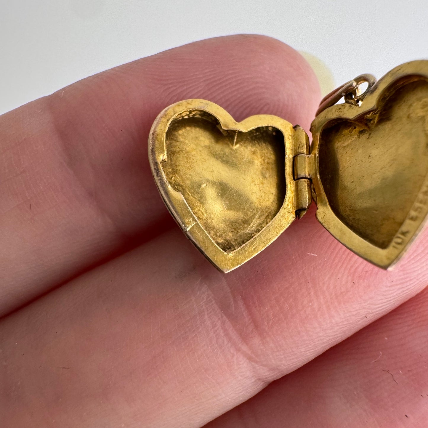 V I N T A G E // forget me not love / 10k rosy yellow gold floral engraved mini heart locket / a pendant