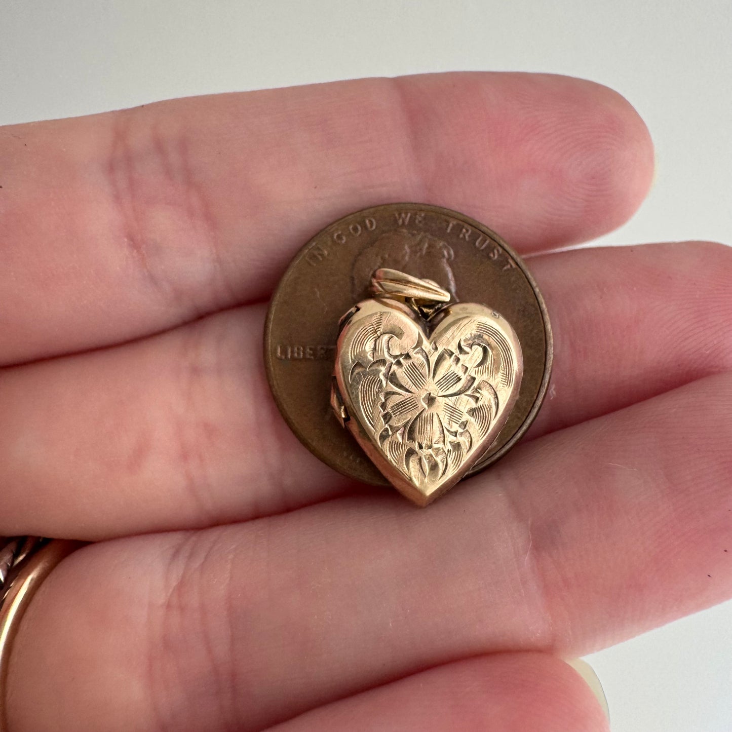 V I N T A G E // forget me not love / 10k rosy yellow gold floral engraved mini heart locket / a pendant