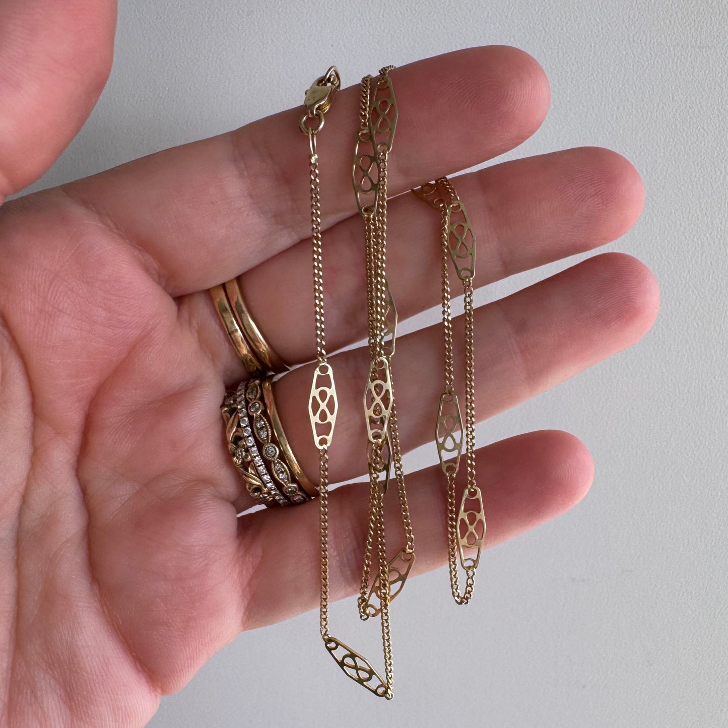 V I N T A G E // deco infinity / 14k yellow gold filigree and curb station chain necklace / just shy of 19.5", 3g