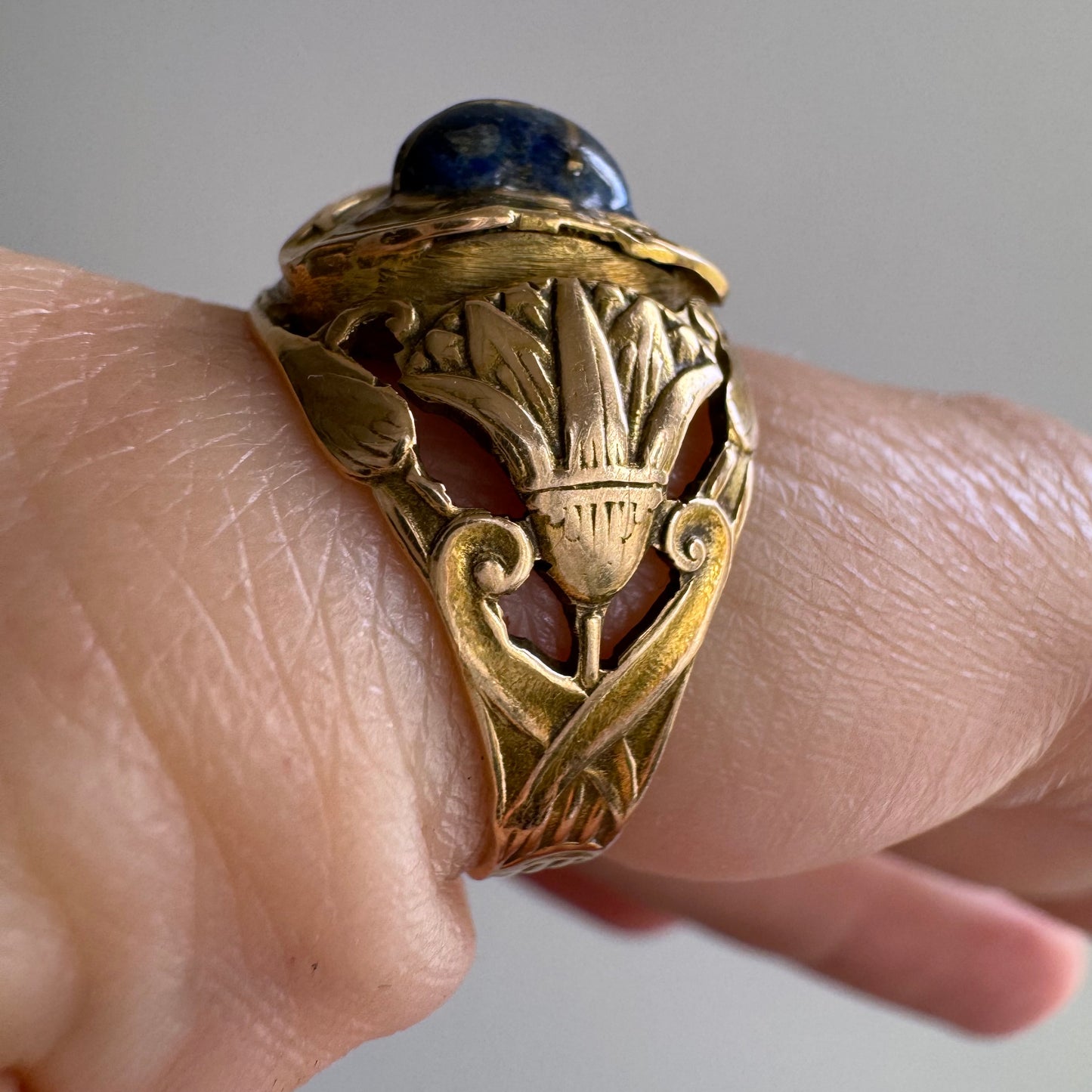 V I N T A G E // nouveau beetle / Egyptian 18k rosy yellow gold with lapis / a scarab ring / size 5.75-6