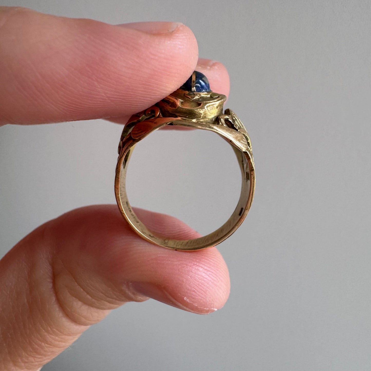 V I N T A G E // nouveau beetle / Egyptian 18k rosy yellow gold with lapis / a scarab ring / size 5.75-6