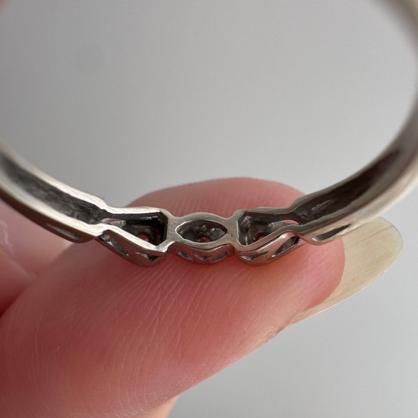 V I N T A G E // eye like / 14k white gold three diamond stacking band / size 6