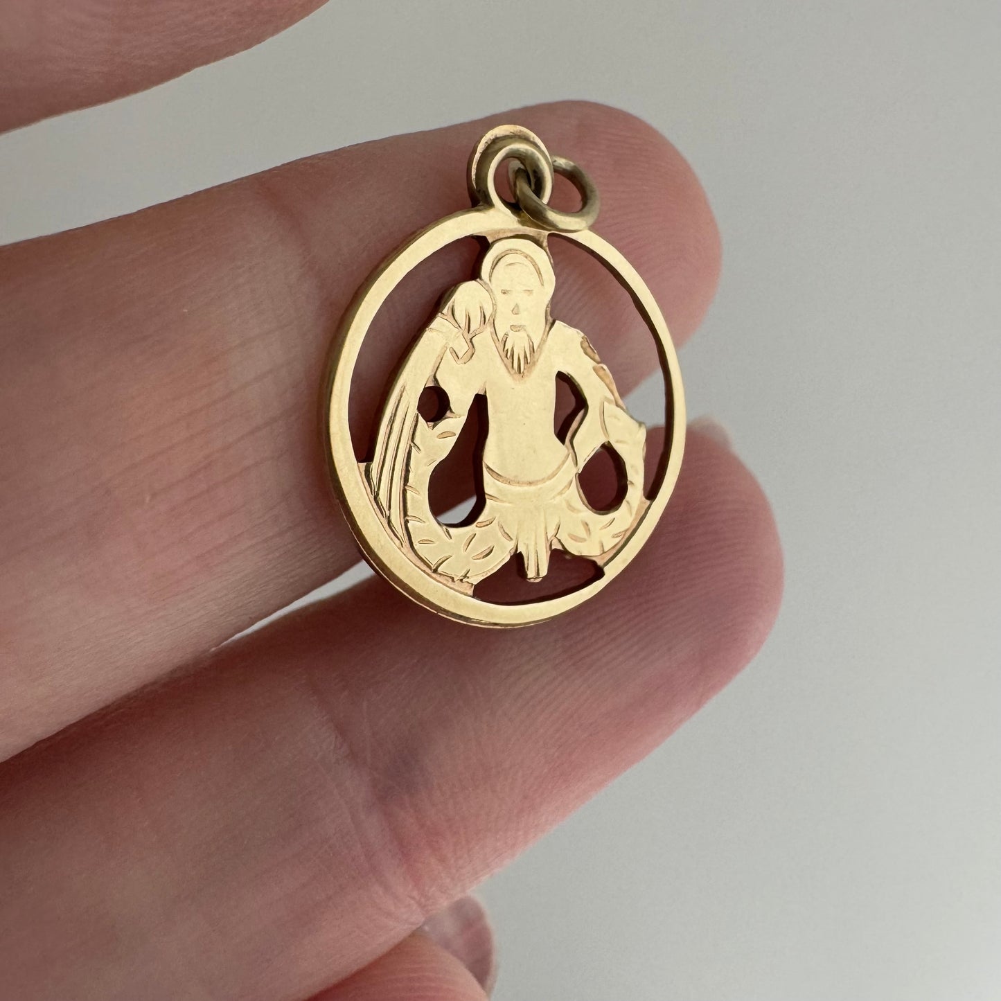 V I N T A G E // water flows / 14k yellow gold Aquarius zodiac / a pendant