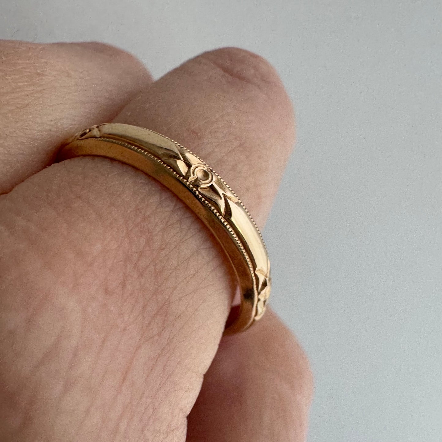 V I N T A G E // bright blooms / solid 14k yellow floral patterned thin eternity wedding band / size 11