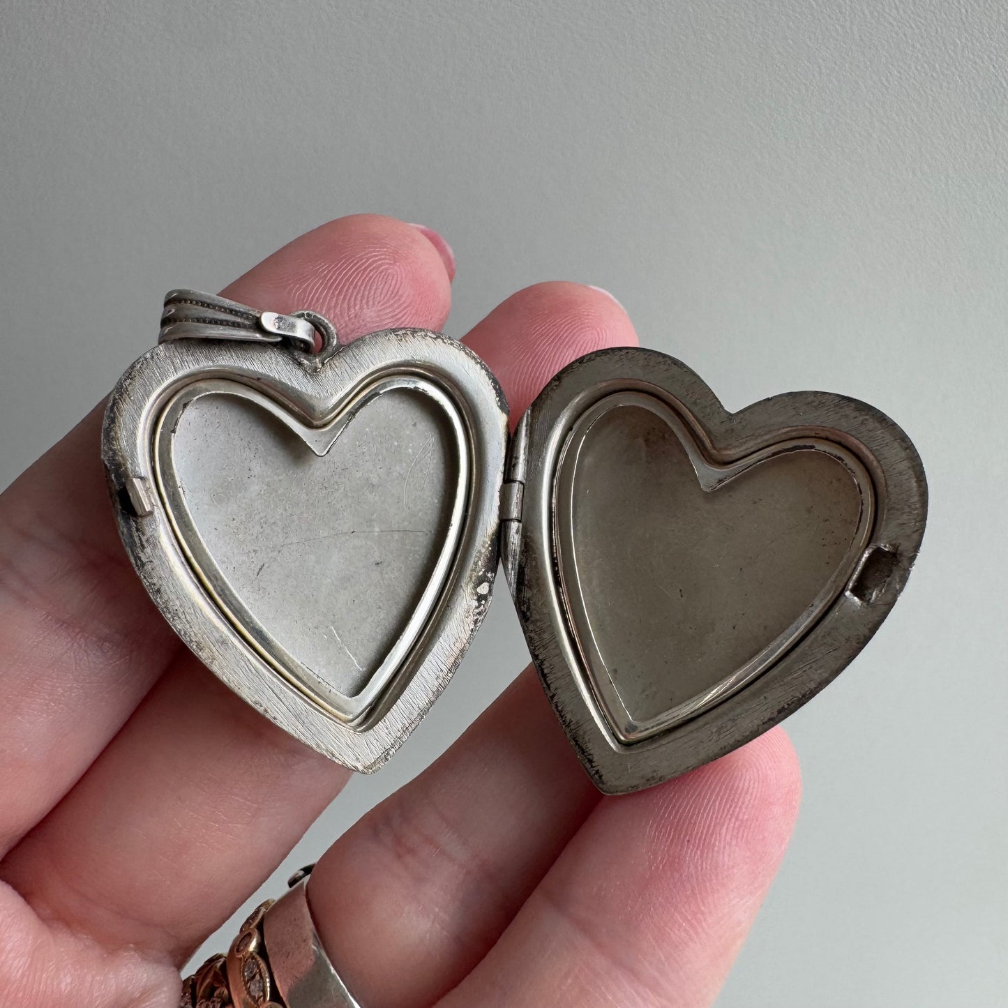 V I N T A G E // a sweet memory / 1940s sterling silver sweetheart large engraved heart locket / a pendant