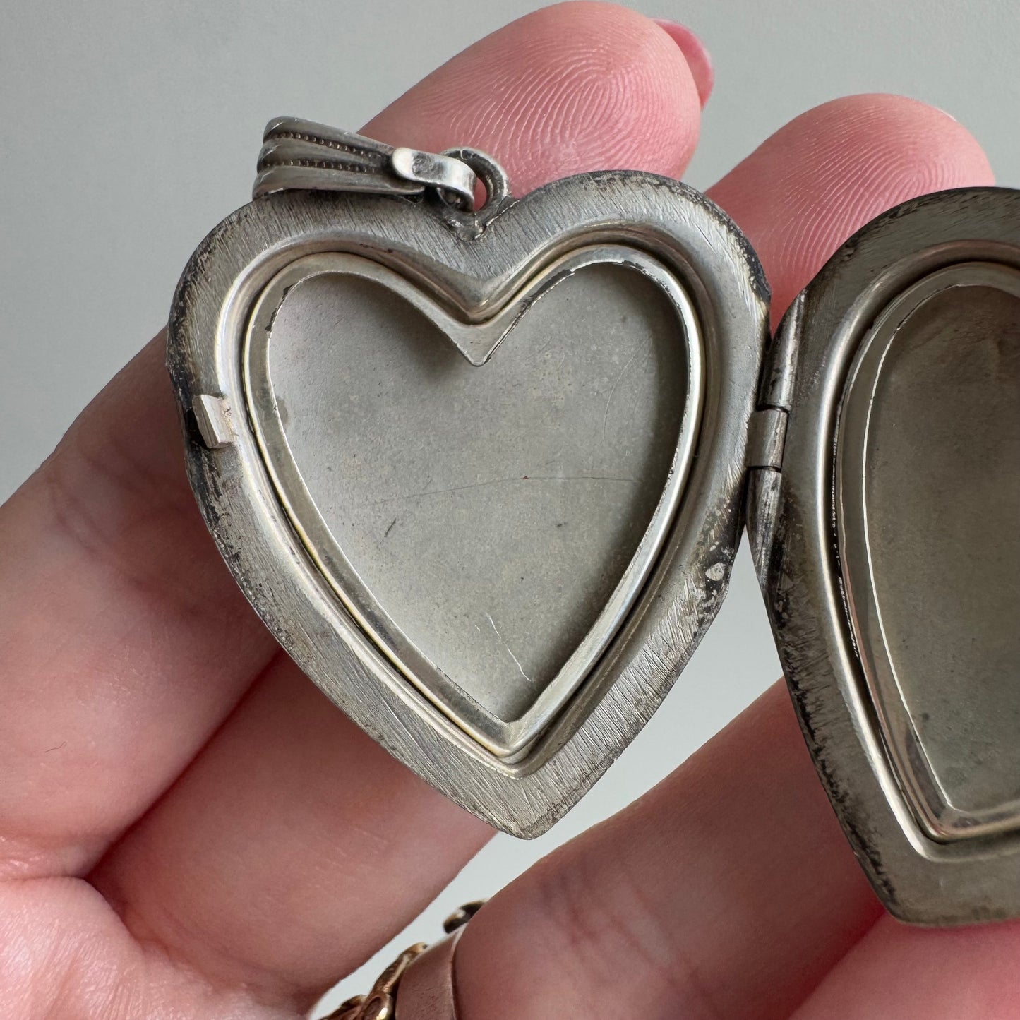 V I N T A G E // a sweet memory / 1940s sterling silver sweetheart large engraved heart locket / a pendant