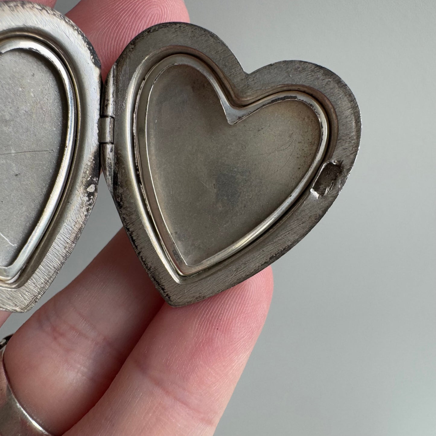 V I N T A G E // a sweet memory / 1940s sterling silver sweetheart large engraved heart locket / a pendant