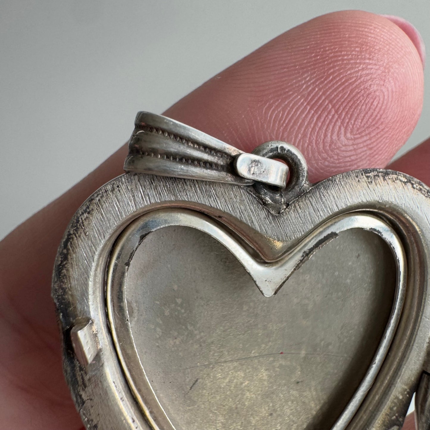 V I N T A G E // a sweet memory / 1940s sterling silver sweetheart large engraved heart locket / a pendant