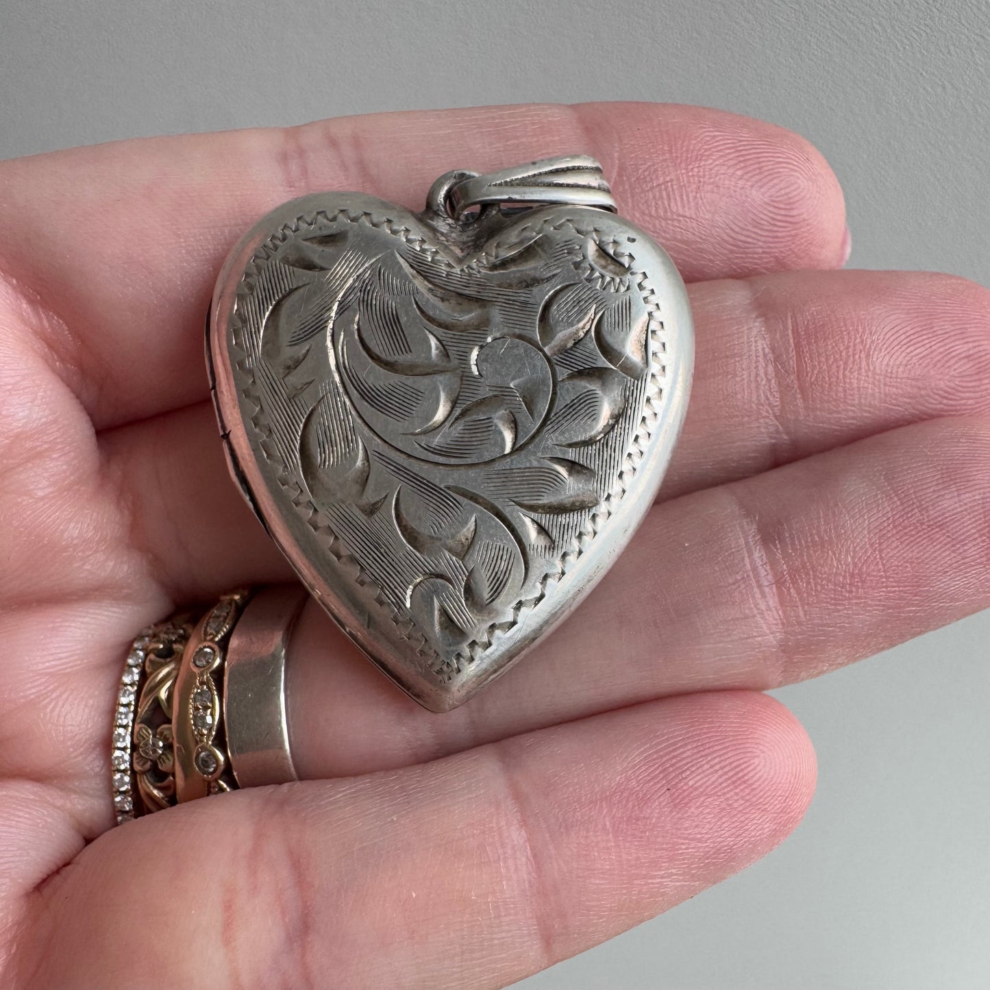 V I N T A G E // a sweet memory / 1940s sterling silver sweetheart large engraved heart locket / a pendant