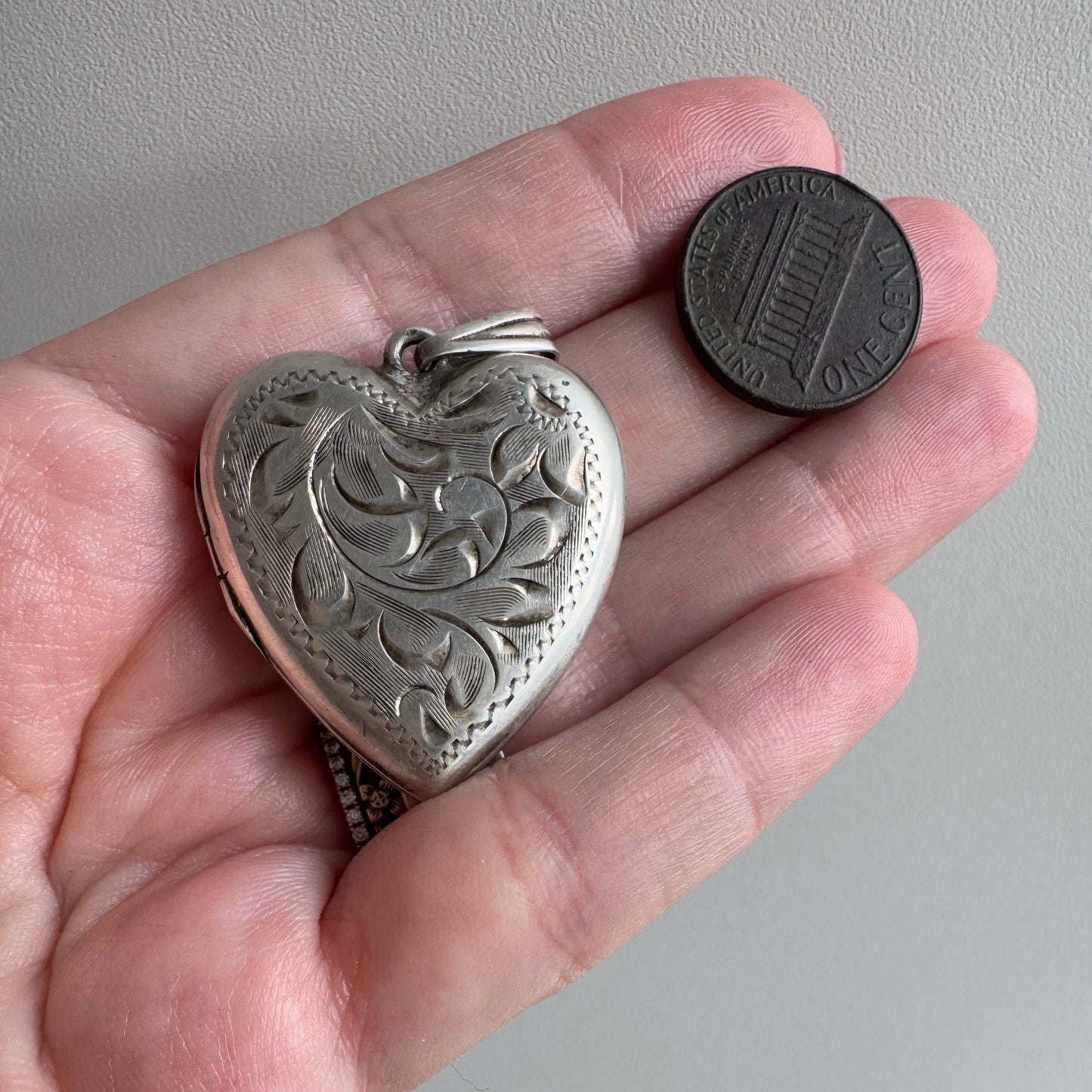 V I N T A G E // a sweet memory / 1940s sterling silver sweetheart large engraved heart locket / a pendant