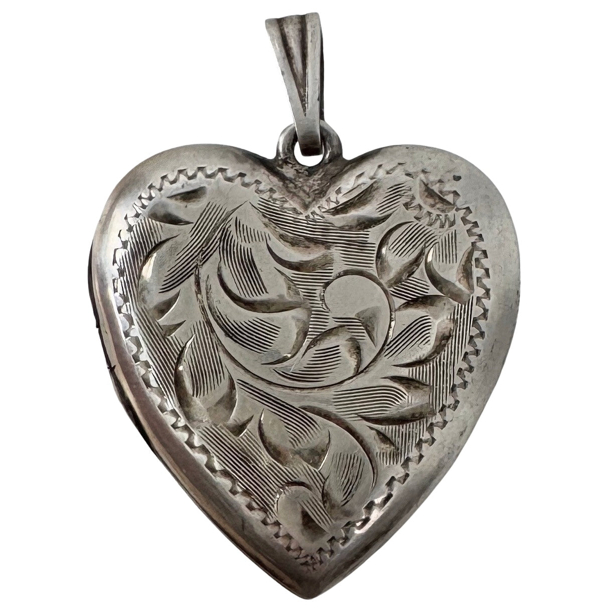 V I N T A G E // a sweet memory / 1940s sterling silver sweetheart large engraved heart locket / a pendant