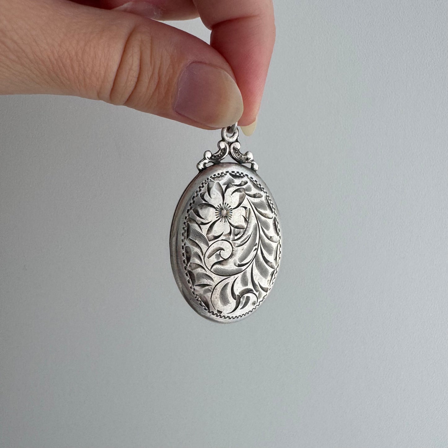 A N T I Q U E // forget me not spiral / sterling silver large floral oval locket / a pendant