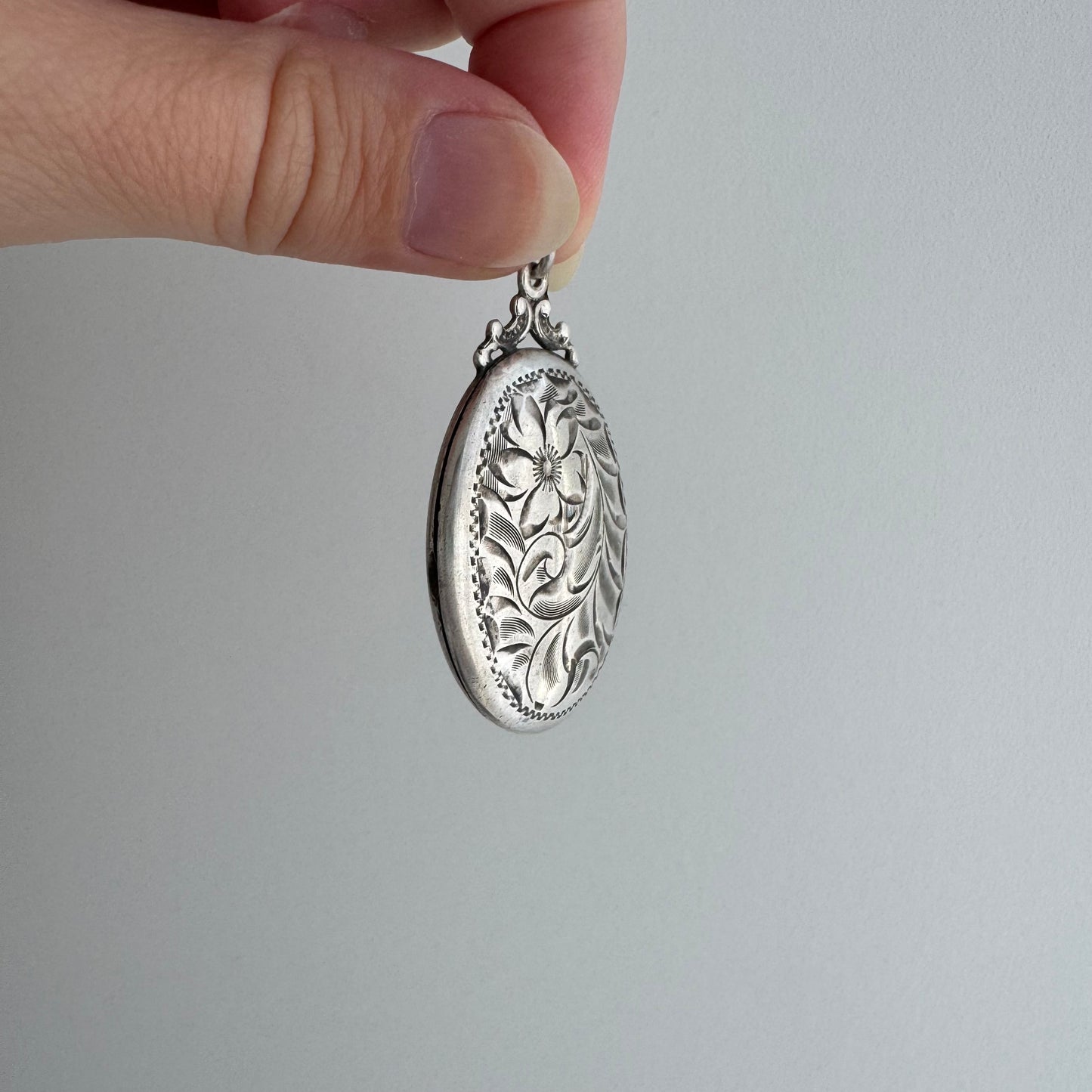 A N T I Q U E // forget me not spiral / sterling silver large floral oval locket / a pendant
