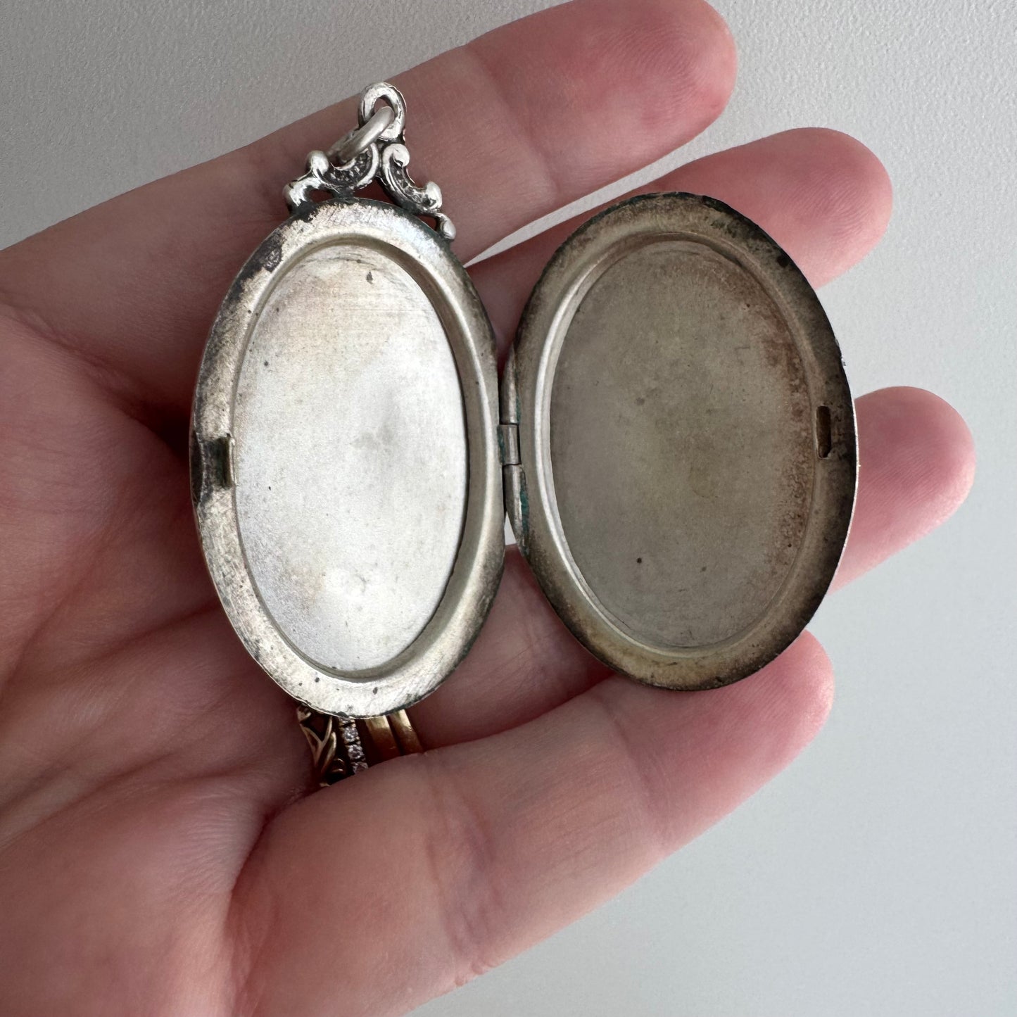 A N T I Q U E // forget me not spiral / sterling silver large floral oval locket / a pendant