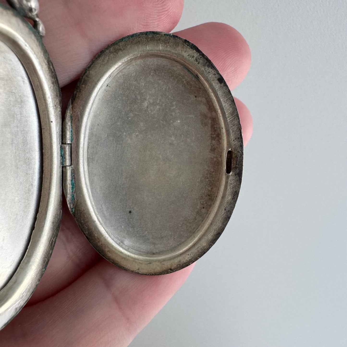 A N T I Q U E // forget me not spiral / sterling silver large floral oval locket / a pendant