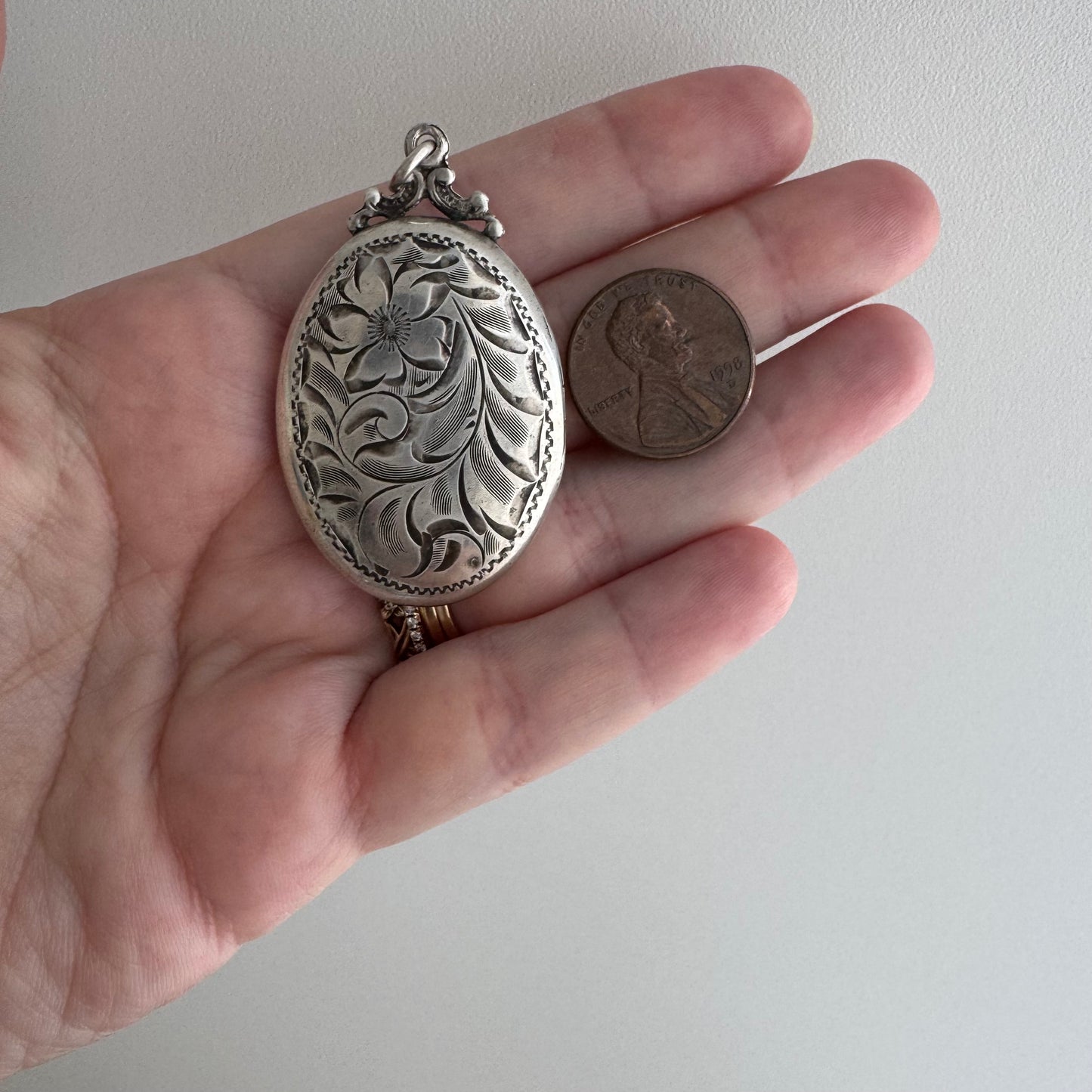 A N T I Q U E // forget me not spiral / sterling silver large floral oval locket / a pendant