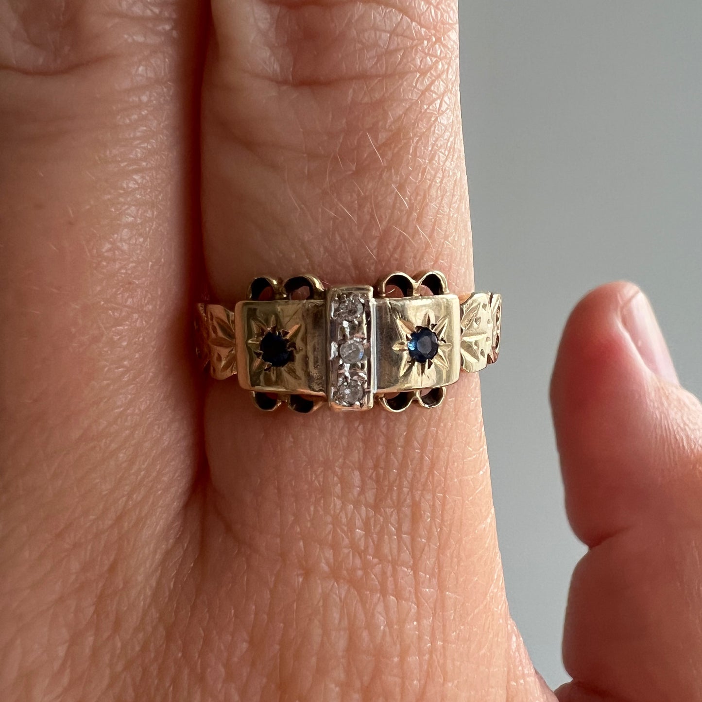 V I N T A G E // bird-like band / 9k yellow gold starburst ring with diamonds and sapphire / size 7.25 to 7.5