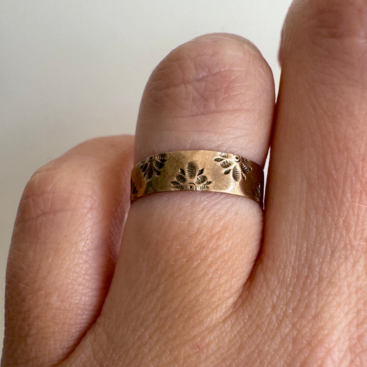 A N T I Q U E // peeking flowers / 8k rosy floral patterned cigar band / size 5-5.25