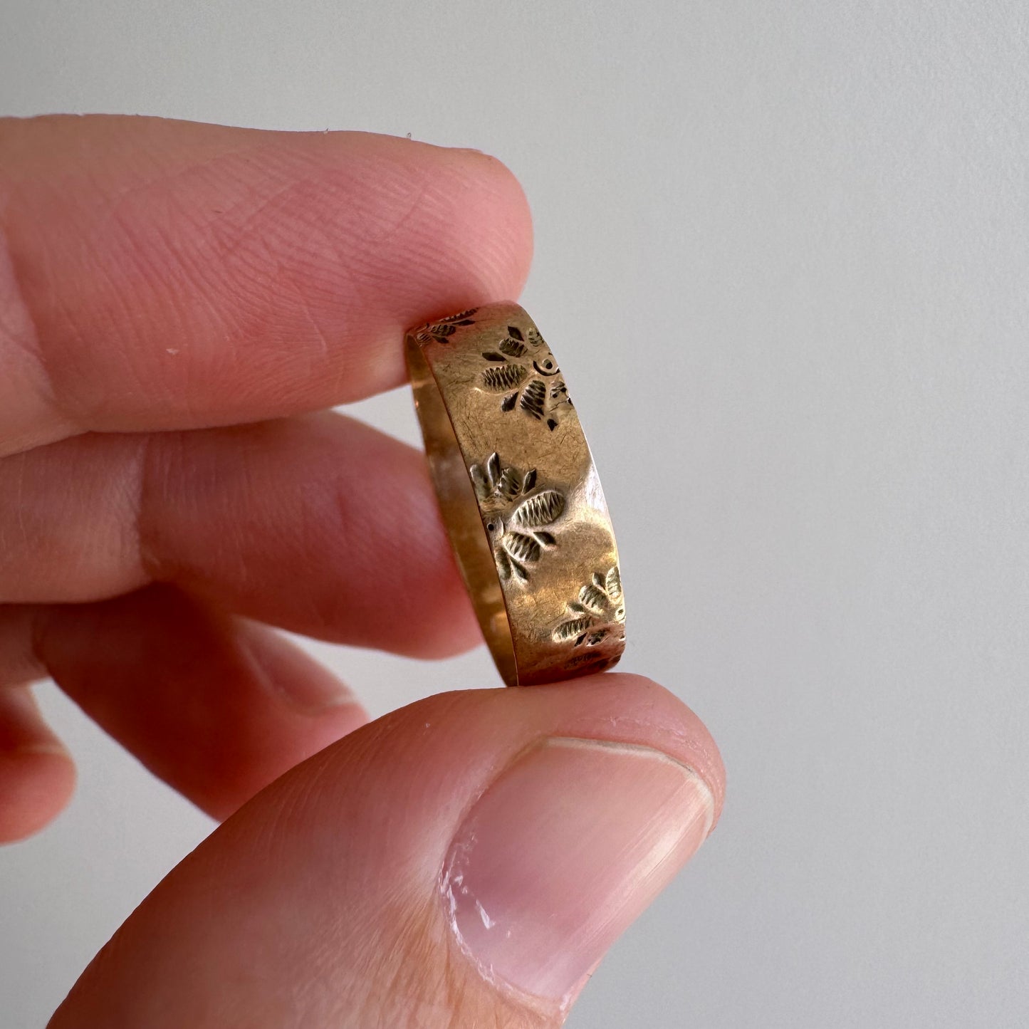 A N T I Q U E // peeking flowers / 8k rosy floral patterned cigar band / size 5-5.25